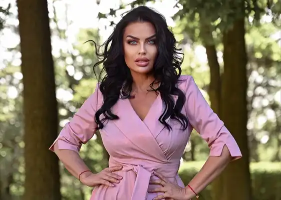 Modelka v ružových šatách DANA Collection vonku